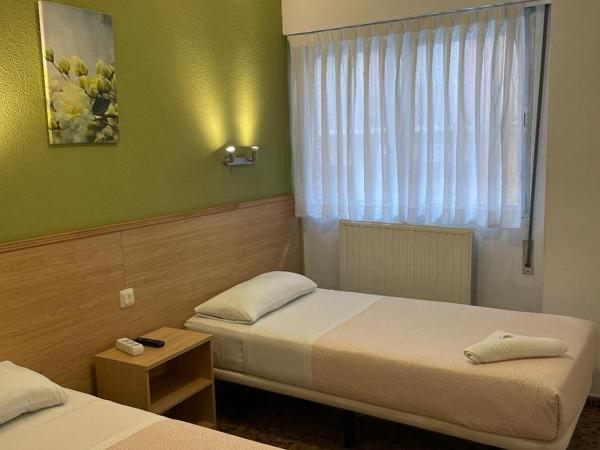 Hostal Milmarcos : photo 6 de la chambre chambre lits jumeaux