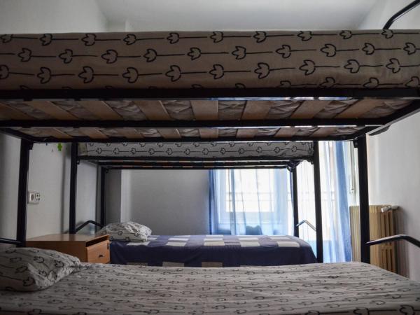 Roomin Hostel : photo 3 de la chambre chambre triple avec 1 lit d'appoint