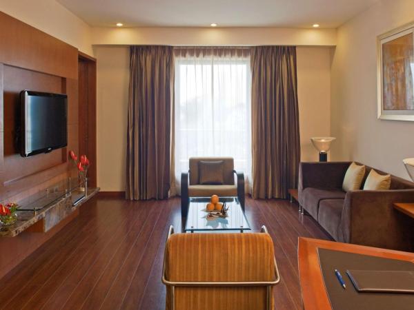 Radisson Blu Plaza Delhi Airport : photo 3 de la chambre deluxe suite with airport transfers, happy hours 03:00 pm to 06:00 pm -1+1, 20% discount on food & beverage and free pick up and drop to worldmark aerocity (subject to car availability)