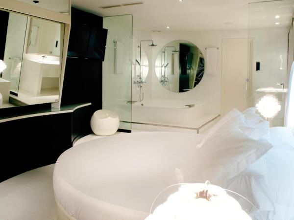 La França Travellers Adults Only : photo 4 de la chambre grande suite avec baignoire spa