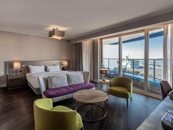 Radisson Blu Hotel Istanbul Ottomare : photo 2 de la chambre suite junior avec balcon - vue sur mer