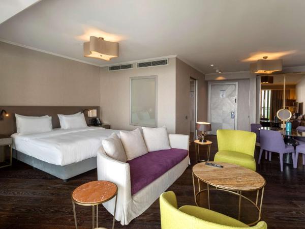 Radisson Blu Hotel Istanbul Ottomare : photo 10 de la chambre suite avec balcon - vue sur mer