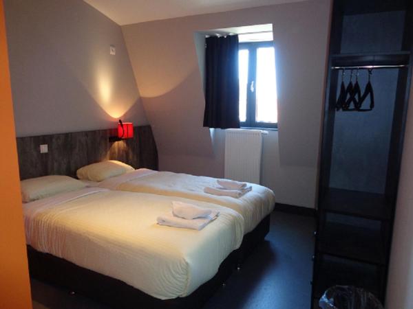 Brxxl 5 City Centre Hostel : photo 2 de la chambre chambre double avec salle de bains privative
