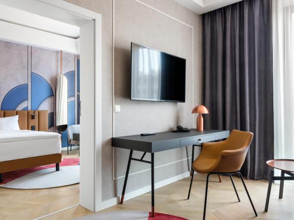 Mercure Krakow Fabryczna City : photo 3 de la chambre suite lit king-size supérieure avec canapé