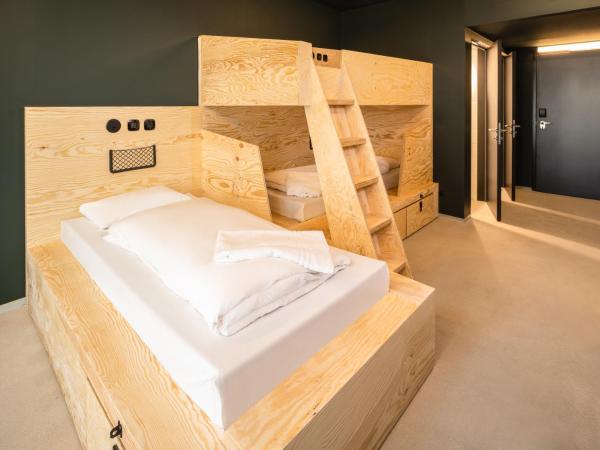 JO&JOE Vienna : photo 4 de la chambre chambre triple avec salle de bains privative