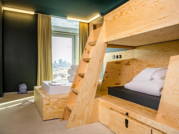 JO&JOE Vienna : photo 3 de la chambre chambre triple avec salle de bains privative