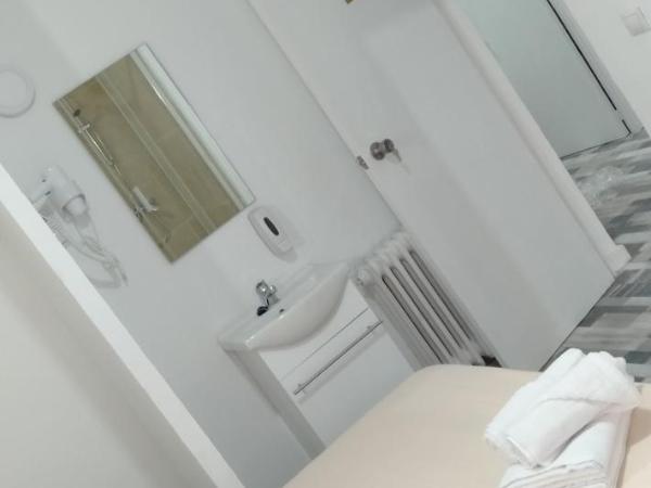 HOSTAL Noche y Dia : photo 5 de la chambre chambre triple avec salle de bains commune