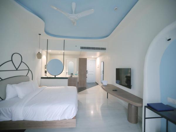 Ramee Royal Resort & Spa - Udaipur : photo 10 de la chambre luxueuse chambre king avec balcon