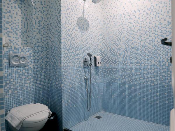 Ramee Royal Resort & Spa - Udaipur : photo 7 de la chambre luxueuse chambre king avec balcon