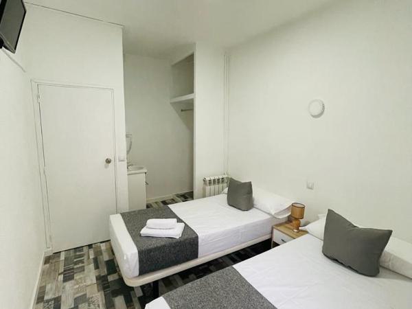 HOSTAL Noche y Dia : photo 7 de la chambre chambre triple avec salle de bains commune