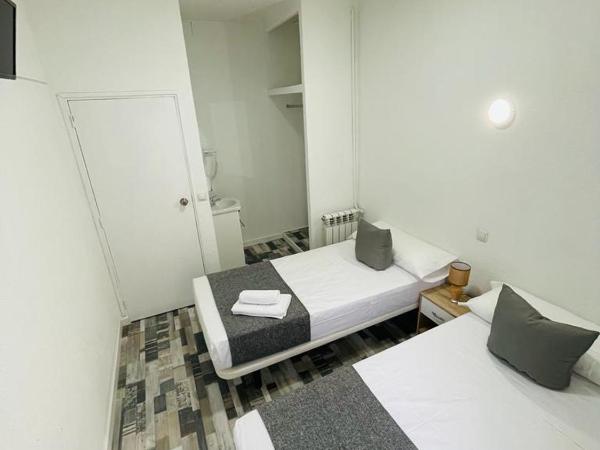 HOSTAL Noche y Dia : photo 7 de la chambre chambre lits jumeaux avec salle de bains commune