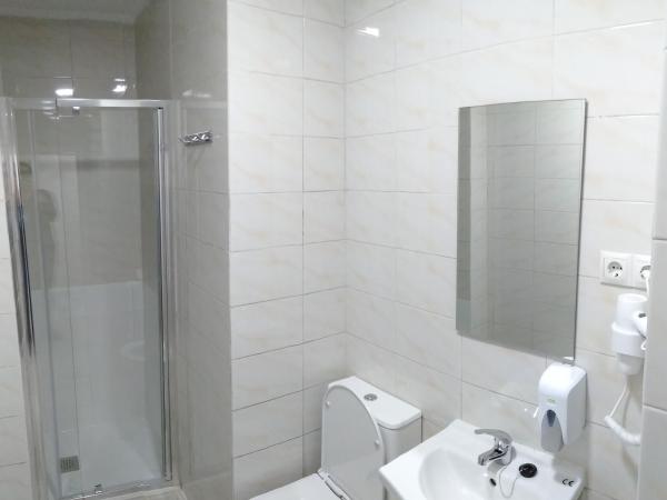 HOSTAL Noche y Dia : photo 7 de la chambre chambre double avec salle de bains commune