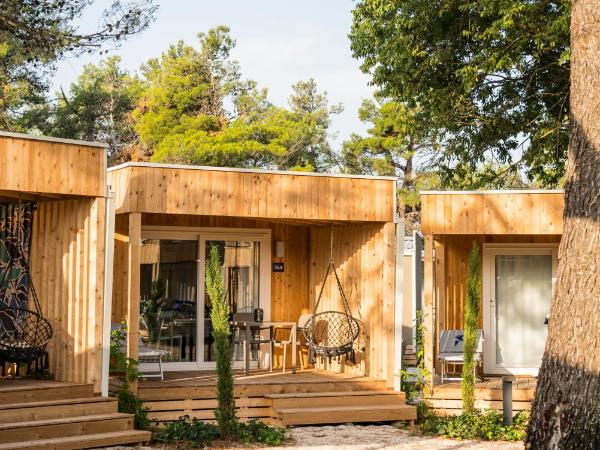 Falkensteiner Premium Mobile Homes and Camping Zadar : photo 1 de la chambre mobile home 1 chambre confort avec terrasse