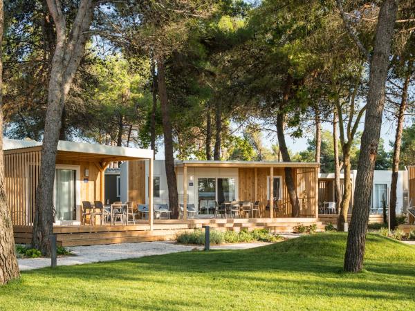 Falkensteiner Premium Mobile Homes and Camping Zadar : photo 1 de la chambre mobile home 3 chambres deluxe avec terrasse