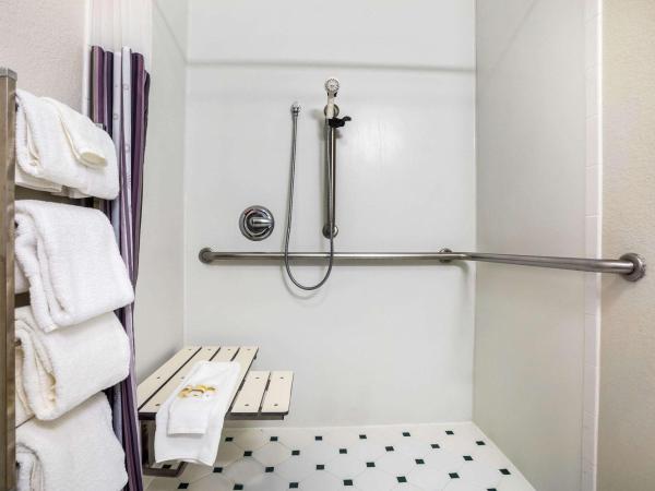 La Quinta by Wyndham Austin Southwest : photo 1 de la chambre chambre avec 2 lits doubles et douche accessible en fauteuil roulant - adaptée aux personnes à mobilité réduite/malentendantes - non-fumeurs