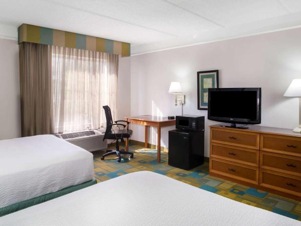 La Quinta by Wyndham Austin Southwest : photo 2 de la chambre chambre avec 2 lits doubles et douche accessible en fauteuil roulant - adaptée aux personnes à mobilité réduite/malentendantes - non-fumeurs