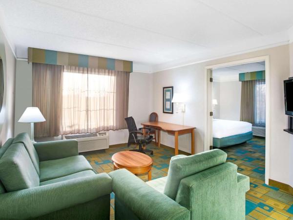 La Quinta by Wyndham Austin Southwest : photo 5 de la chambre suite lit king-size - vue sur piscine - non-fumeurs