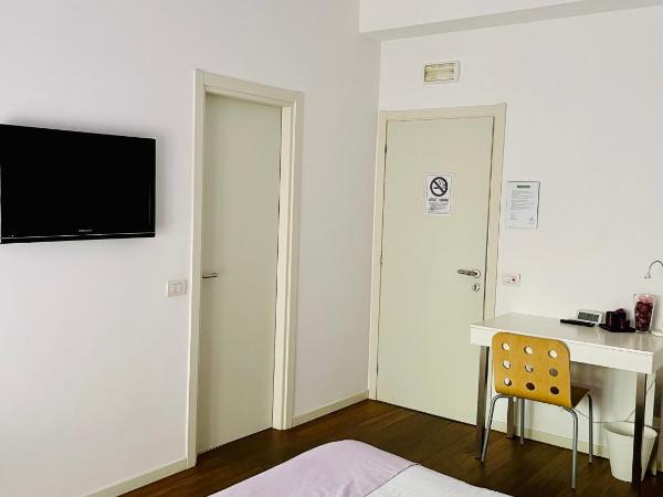 Via Padova 165 : photo 3 de la chambre chambre double avec balcon