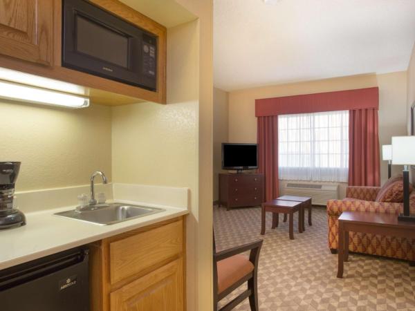 Best Western Downtown Phoenix : photo 4 de la chambre suite lit king-size avec chambre séparée