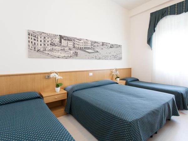 Hotel Marina : photo 2 de la chambre chambre familiale (2 adultes et 2 enfants)