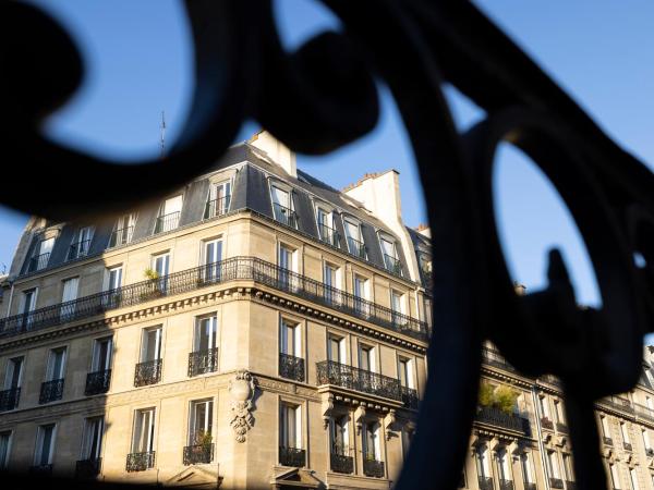 Pavillon Monceau : photo 1 de la chambre chambre double ou lits jumeaux deluxe avec balcon