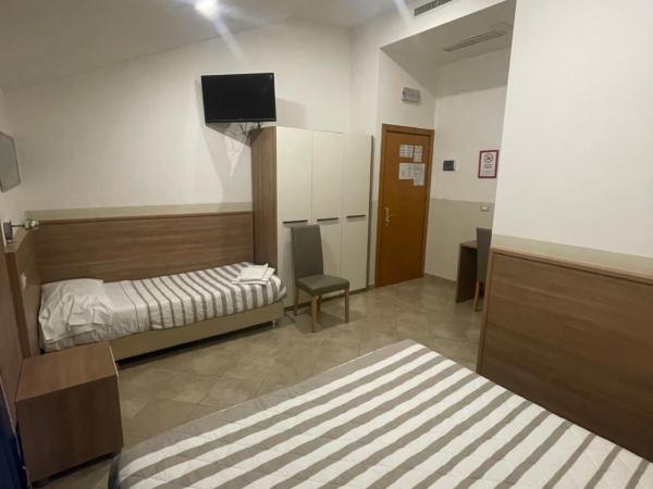 Hotel Montecarlo : photo 4 de la chambre chambre triple classique