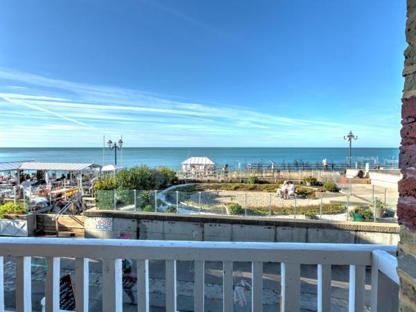 Hotel Le Rayon Vert : photo 4 de la chambre chambre double avec baignoire spa et vue sur la mer