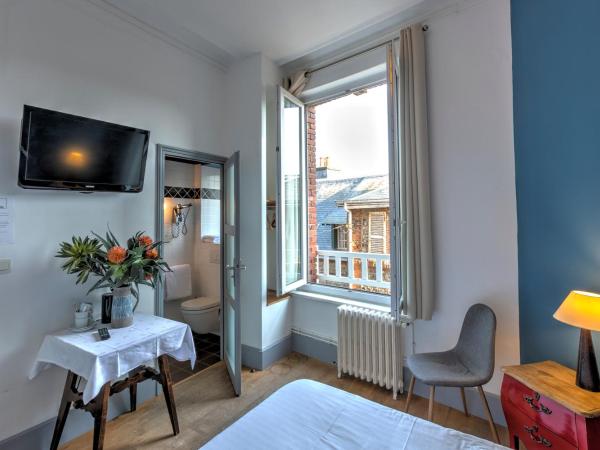 Hotel Le Rayon Vert : photo 3 de la chambre chambre double avec douche et vue sur la ville