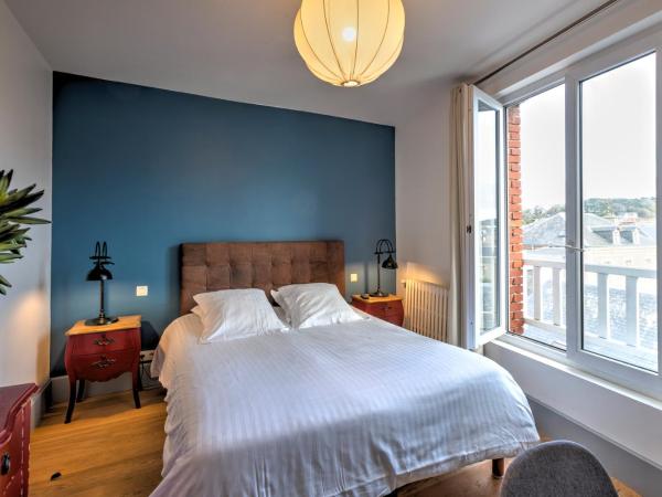 Hotel Le Rayon Vert : photo 8 de la chambre chambre double avec douche et vue sur la ville