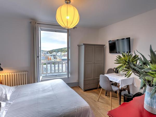 Hotel Le Rayon Vert : photo 7 de la chambre chambre double avec douche et vue sur la ville