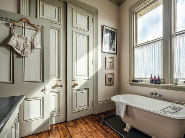 The Corinda Collection : photo 3 de la chambre chambre lit king-size alfred crisp - vue sur mer