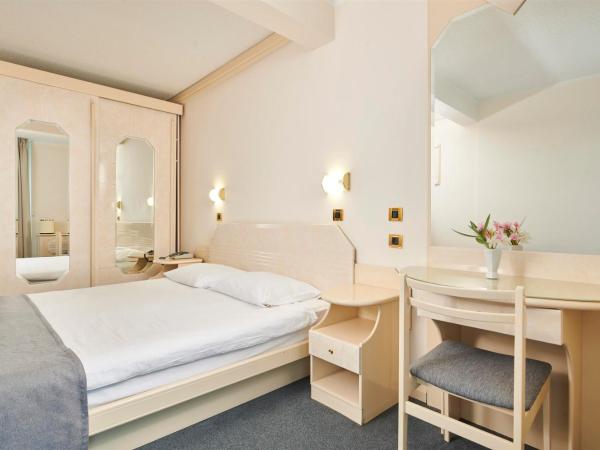 Hotel Gran Vista Plava Laguna : photo 6 de la chambre chambre classique avec canapé-lit et balcon - côté mer