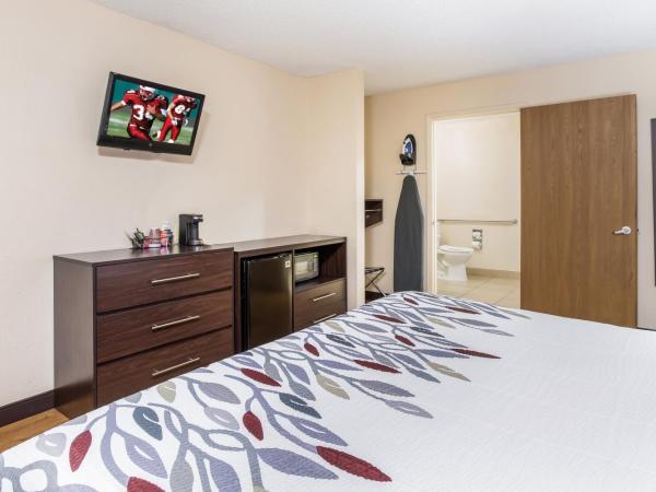 Red Roof Inn Albuquerque - Midtown : photo 3 de la chambre chambre lit king-size supérieure accessible aux personnes à mobilité réduite - non-fumeurs