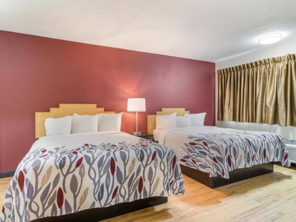 Red Roof Inn Albuquerque - Midtown : photo 1 de la chambre suite avec 2 lits queen-size - non-fumeurs 