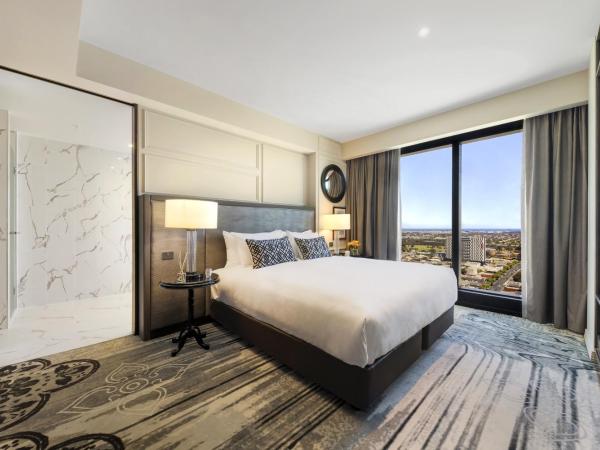 Sofitel Adelaide : photo 2 de la chambre suite lit king-size prestige avec accès au club et salon