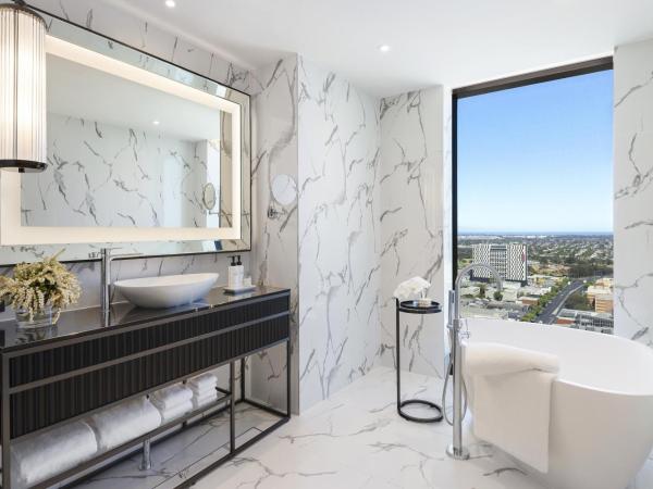 Sofitel Adelaide : photo 4 de la chambre suite lit king-size prestige avec accès au club et salon