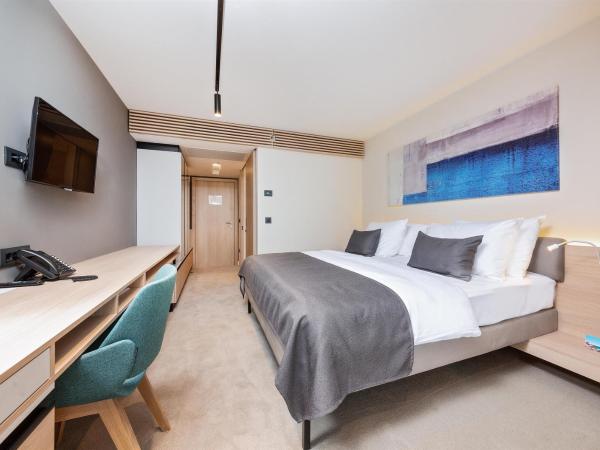 Hotel Park Plava Laguna : photo 1 de la chambre chambre familiale classique avec balcon