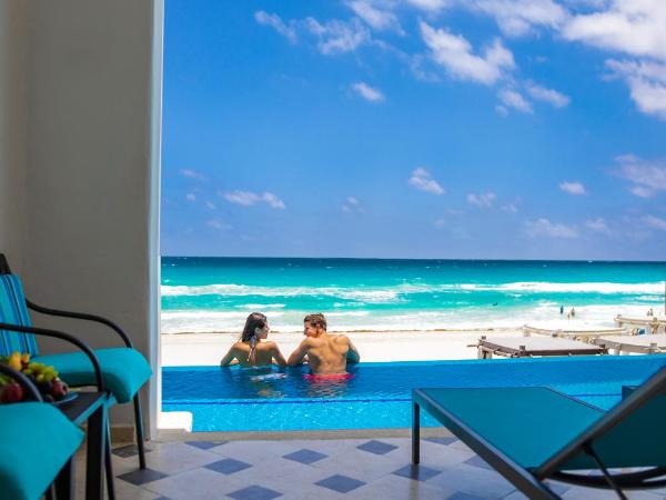 Wyndham Alltra Cancun All Inclusive Resort : photo 6 de la chambre suite junior 1 lit king-size accès direct à la piscine à débordement - côté plage