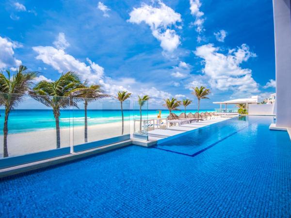 Wyndham Alltra Cancun All Inclusive Resort : photo 2 de la chambre suite junior 1 lit king-size accès direct à la piscine à débordement - côté plage