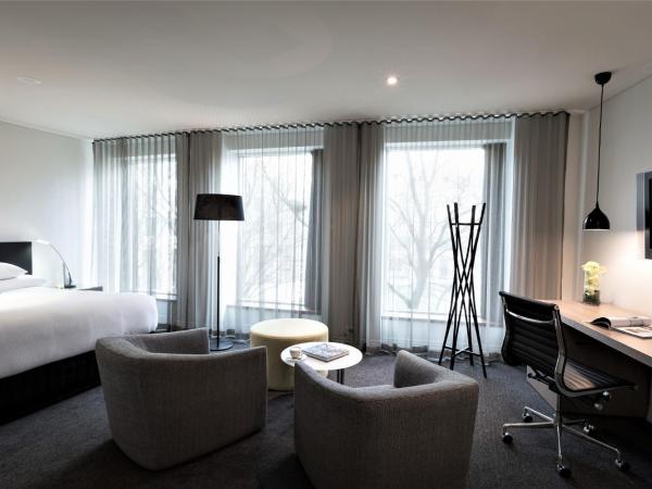 The Como Melbourne : photo 9 de la chambre chambre lit king-size deluxe avec baignoire spa