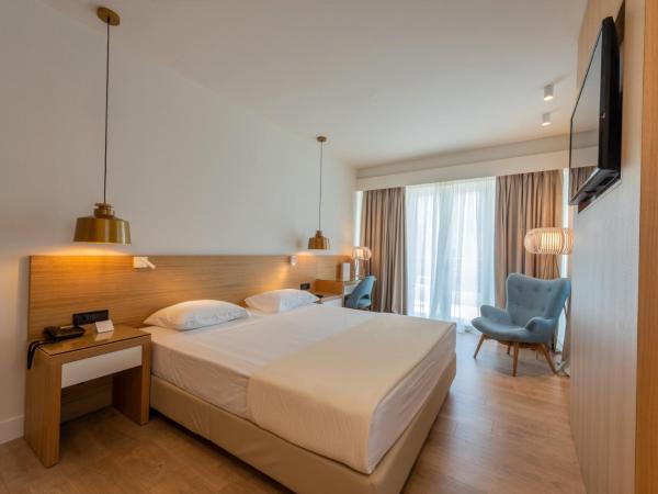 Pharae Palace : photo 1 de la chambre chambre familiale avec salle de bains