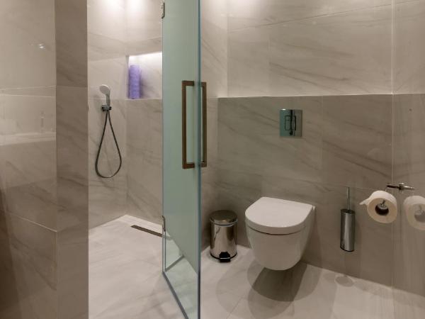 Pharae Palace : photo 6 de la chambre chambre familiale avec salle de bains