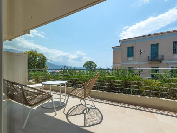 Pharae Palace : photo 4 de la chambre chambre familiale avec salle de bains