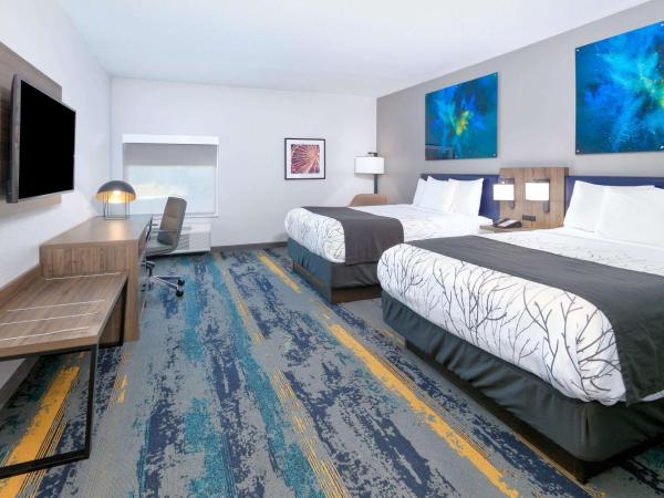 La Quinta Inn & Suites by Wyndham Dallas/Fairpark : photo 1 de la chambre hébergement lit queen-size premier avec 2 lits queen-size - non-fumeurs