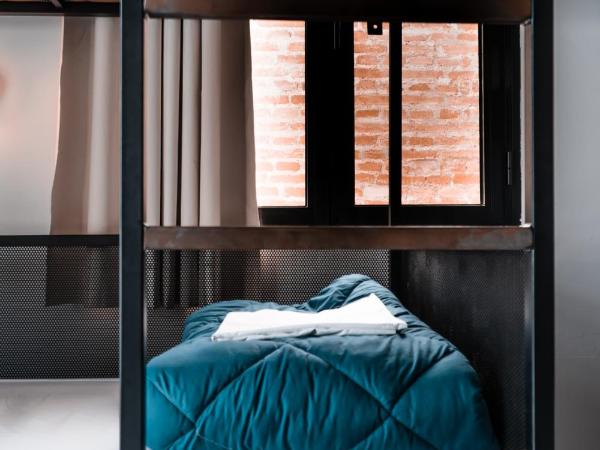 Oasis Backpackers' Hostel Sevilla & Coworking : photo 1 de la chambre lit dans dortoir mixte de 6 lits