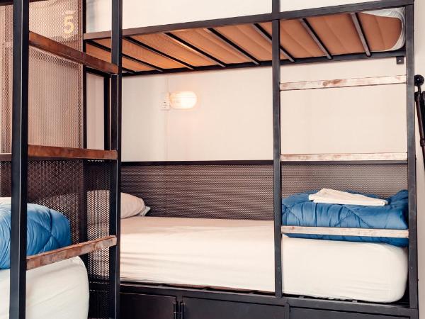 Oasis Backpackers' Hostel Sevilla & Coworking : photo 5 de la chambre lit dans dortoir mixte de 6 lits