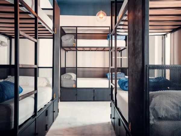 Oasis Backpackers' Hostel Sevilla & Coworking : photo 3 de la chambre lit simple dans dortoir mixte (8 adultes)
