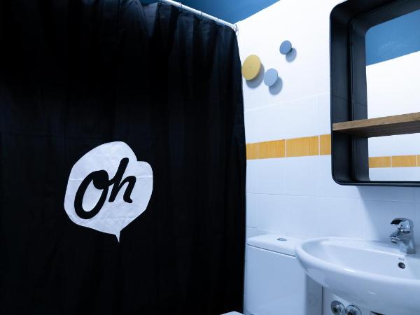 Oasis Backpackers' Hostel Sevilla & Coworking : photo 6 de la chambre lit dans dortoir mixte de 6 lits