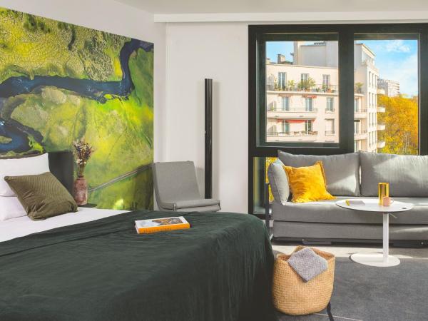 Novotel Paris Porte Versailles : photo 1 de la chambre suite junior avec lit double et canapé-lit