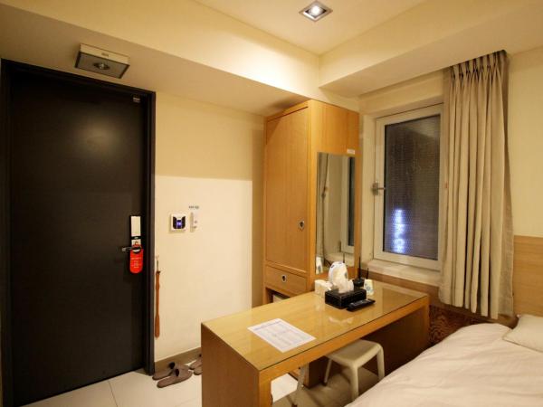 Hotel Irene City : photo 2 de la chambre chambre triple - vue sur ville